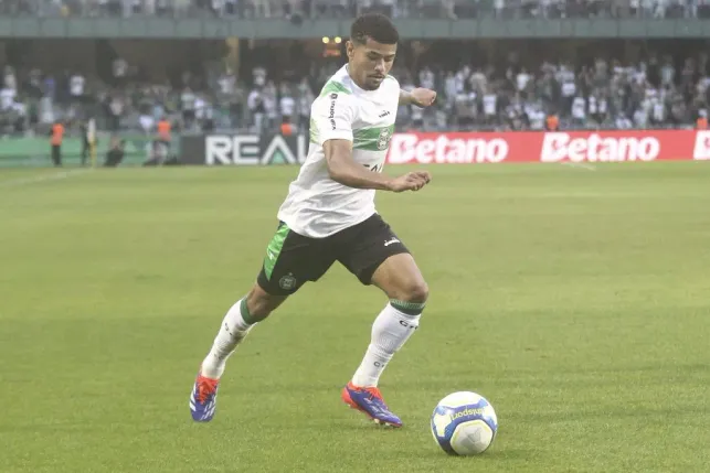 Lucas Ronier em ação pelo Coritiba. Foto: Gabriel Machado/AGIF