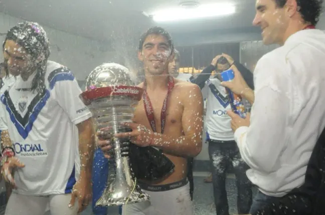 Celebrando su primer título con Vélez, en el 2009. Foto Vélez.