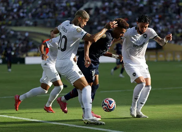 Alexander Barboza do Botafogo disputa Desire Doue do Paris Saint-Germain no Mundial de Clubes 2025, no Rose Bowl, em Pasadena, California. Foto: Harry How/Getty Images