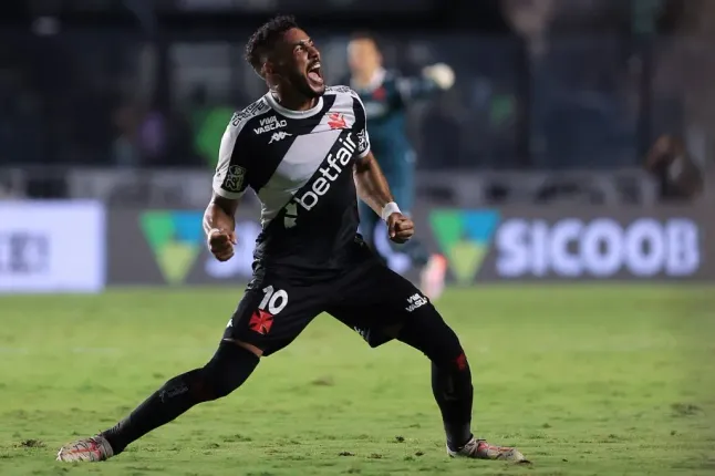 Dimitri Payet celebra un gol marcado por Pablo Vegetti, del Vasco da Gama, en marzo de 2025 (Getty Images).
