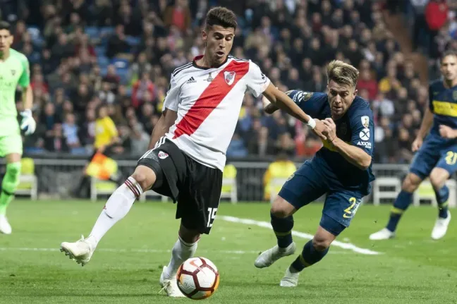 Buffarini marca a Exequiel Palacios en la final de Madrid. (Foto: IMAGO).