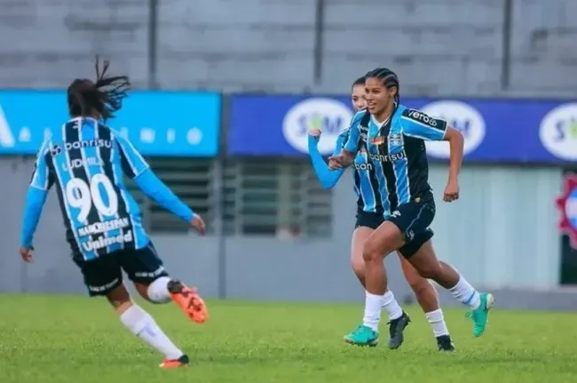 Cássia comemora seu gol durante goleada do Grêmio contra o Brasil de Farroupinha na semifinal do Gauchão Feminino. Luiz Erbes / Grêmio FBPA