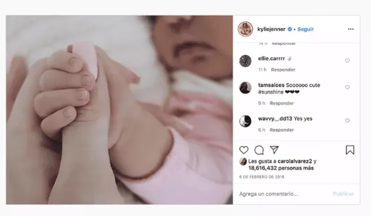 Kylie Jenner y su beba (Fuente: @kyliejenner)