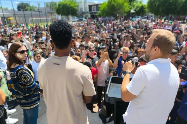 Borja y el intendente Granados en el homenaje que le hicieron al atacante en el barrio Sol de Oro.