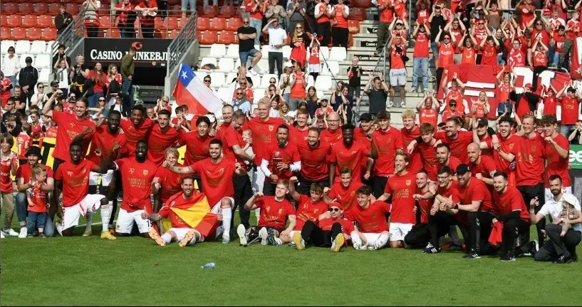 Con bandera chilena incluída, el Vejle fue campeón