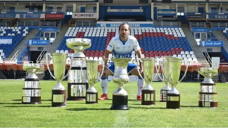 Chapita Fuenzalida posando con algunos trofeos que consiguió (Universidad Católica)