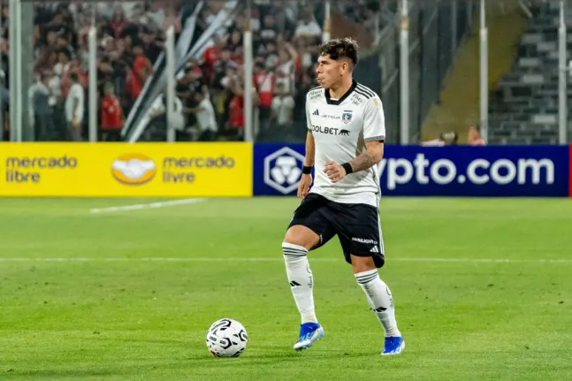 Carlos Palacios ya lleva dos tarjetas amarillas en la presente Copa Libertadores. Está a una de la suspensión en Colo Colo. | Foto: Photosport.