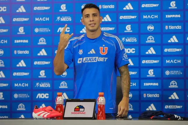 El Tucu Contreras fue presentado con la camiseta de la U. Foto: U de Chile.