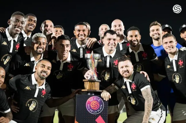 Jogadores do Vasco recebem taça do torneio Serie Rio de La Plata após vencerem o San Lorenzo, no Uruguai | Foto: Divulgação/Instagram