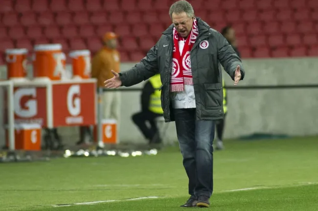 Abel Braga quando era treinador do  Internacional durante partida contra o Bahia pela Copa Sulamericana 2014. Foto: Ramiro Furquim/AGIF