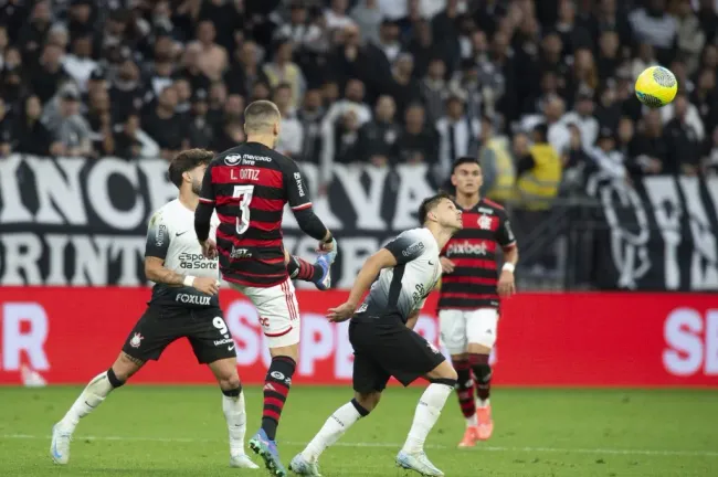 Léo Ortiz, um dos destaques do Flamengo na temporada, em ação contra o Corinthians. Foto: Anderson Romao/AGIF