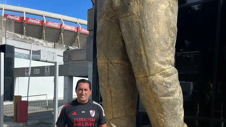 Carlos Trillo, creador de la estatua, junto al homenaje a Gallardo (Twitter)