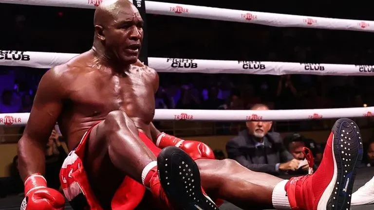 Holyfield fue derrotado fácilmente en su regreso al ring en 2021, con 58 años.