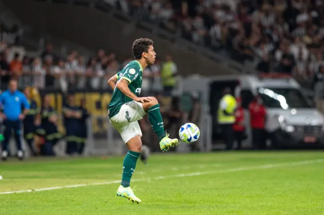 Foto: Alessandra Torres/AGIF – Marcos Rocha em ação pelo Verdão.