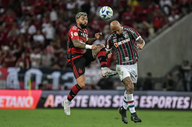 Felipe Melo jogador do Fluminense disputa lance com Gabi jogador do Flamengo durante partida no estádio Maracanã pelo campeonato Brasileiro A 2023. Thiago Ribeiro/AGIF