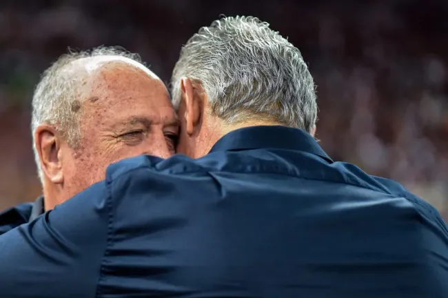 Tite, técnico do Flamengo, com Luiz Felipe Scolari, técnico do Atlético-MG durante partida no estádio Maracanã pelo campeonato Brasileiro A 2023. Foto: Thiago Ribeiro/AGIF