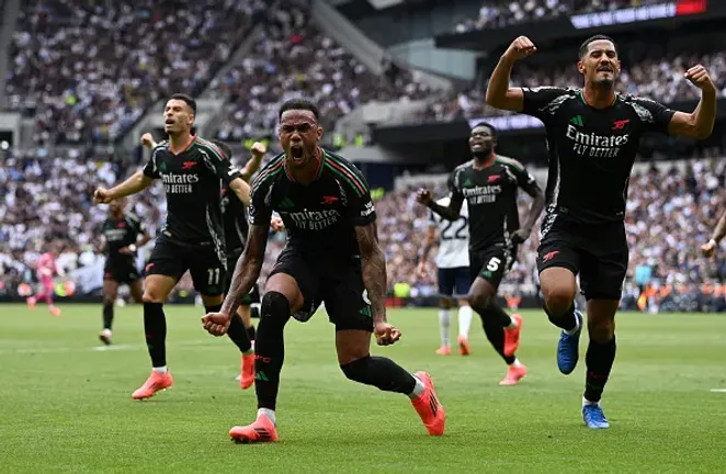 Gabriel, do Arsenal, comemora o primeiro gol da sua equipe durante a partida contra o Tottenham no Estádio Tottenham Hotspur, em Londres. Foto: Justin Setterfield/Getty Images