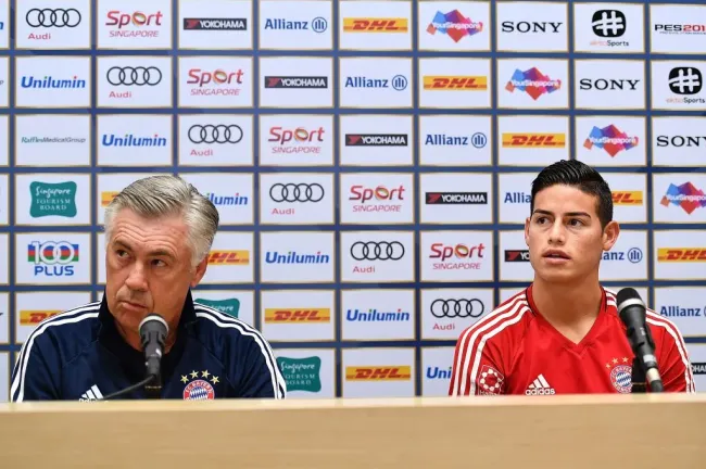 Carlo Ancelotti recibe en rueda de prensa a James Rodríguez en el Bayern Múnich. / Getty Images.
