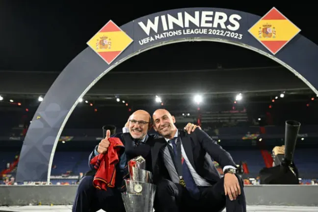 Luis de la Fuente junto a Luis Rubiales tras la obtención de la UEFA Nations League 2022/2023. Getty Images.