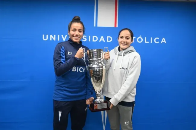 Vanessa Arauz y Catalina Santos, DT y capitana de la UC Sub 19 que fue campeona este fin de semana. | Cruzadas