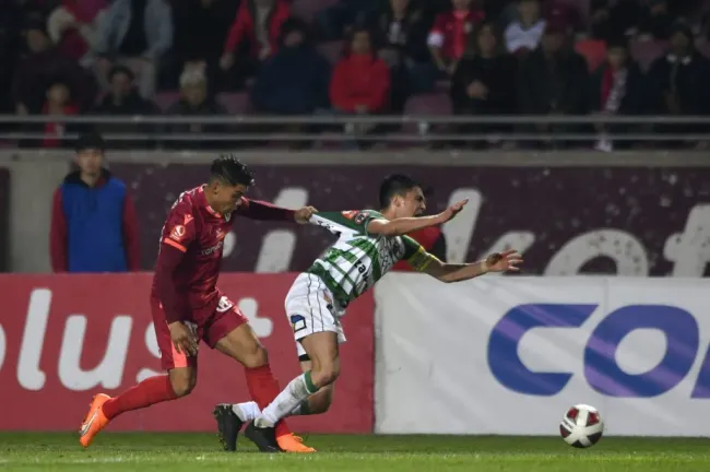 Richard Paredes fue expulsado por doble tarjeta amarilla en el primer tiempo. Foto: Alejandro Pizarro/Photosport