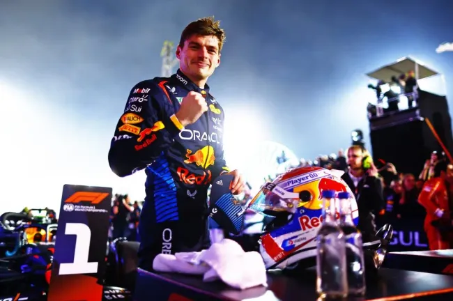 BAHRAIN, BAHRAIN – 2 de marzo de 2024: Max Verstappen celebra en el parc ferme durante el Gran Premio de Bahréin de F1 en el Circuito Internacional de Bahréin (Getty Images)