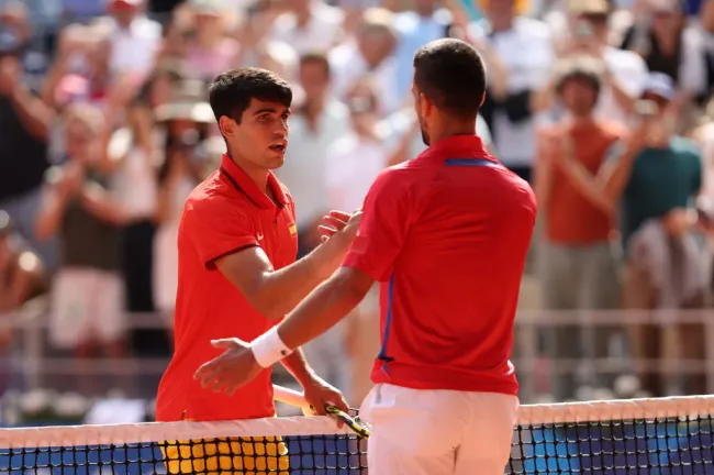 El último encuentro fue en la final de París 2024, en donde lo Djokovic le ganó a Alcaraz por un doble 7-6 (Getty Images)