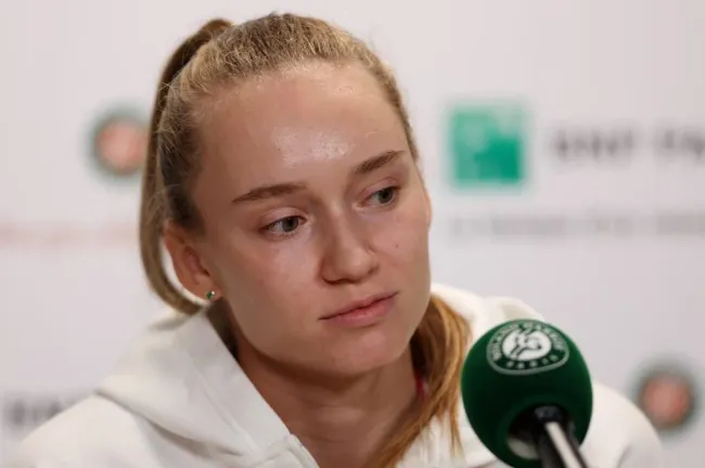 Elena Rybakina durante una rueda de prensa para anunciar su retiro French Open 2023 por temas de salud