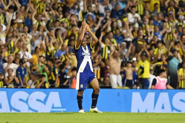 ROSARIO, ARGENTINA – NOVEMBRO 11: Leandro Campaz, do Rosario Central, comemora após marcar o terceiro gol da equipe durante a partida da Copa da Liga Profissional de 2023 entre Rosario Central e River Plate, no Estádio Gigante de Arroyito, em 11 de novembro de 2023, em Rosário, na Argentina. (Foto: Luciano Bisbal/Getty Images)