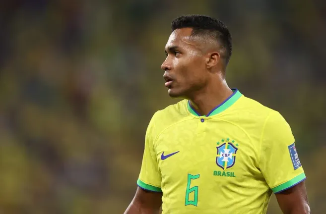 Alex Sandro na Copa do Mundo de 2022. (Photo by Julian Finney/Getty Images)