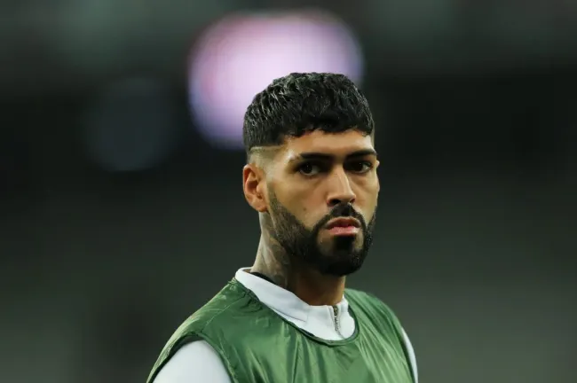 CURITIBA, Brasil – 06 DE JUNHO: Alexander Barboza, do Libertad, encara antes da partida do grupo G da Copa CONMEBOL Libertadores 2023 entre Athletico Paranaense e Libertad, na Arena da Baixada, em 06 de junho de 2023, em Curitiba, Brasil. (Foto: Heuler Andrey/Getty Images)