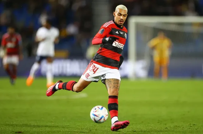 Matheuzinho em ação pelo Flamengo (Foto: Michael Steele/Getty Images)