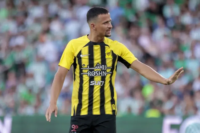 Luiz Felipe em ação pelo Al-Ittihad durante amistoso. Foto: Imago