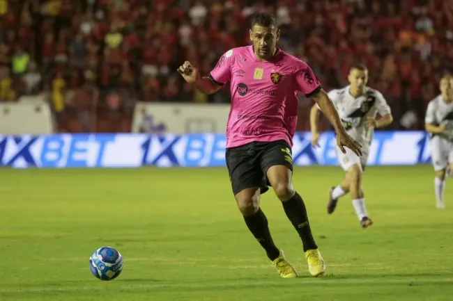 Foto: Rafael Vieira/AGIF – Diego Souza durante confronto contra a Ponte Preta na Série B de 2023.