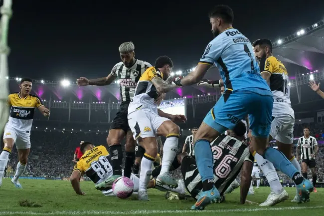 Barboza jogador do Botafogo no lance do seu gol anulado durante partida contra o Criciúm (Foto: Jorge Rodrigues/AGIF)