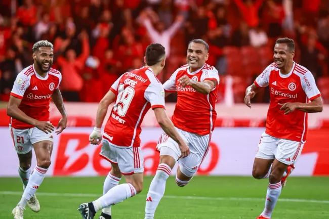 Gabriel Mercado jogador do Internacional comemora seu gol com jogadores do seu time durante partida contra o Cuiaba no estadio Beira-Rio pelo campeonato Brasileiro A 2024. Foto: Maxi Franzoi/AGIF