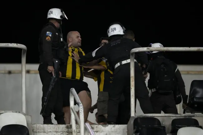 Torcida do Peñarol após partida contra Botafogo no estádio Engenhão pelo campeonato Copa Libertadores 2024. Foto: Jorge Rodrigues/AGIF