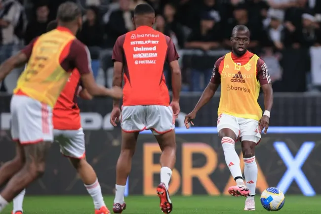 Valencia, jogador do Internacional, durante aquecimento antes da partida contra o Corinthians (Foto: Ettore Chiereguini/AGIF)