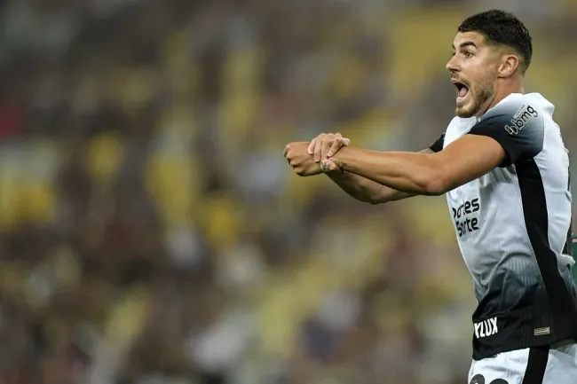 Pedro Raul jogador do Corinthians durante partida contra o Fluminense no estadio Maracana pelo campeonato Brasileiro A 2024. Foto: Thiago Ribeiro/AGIF