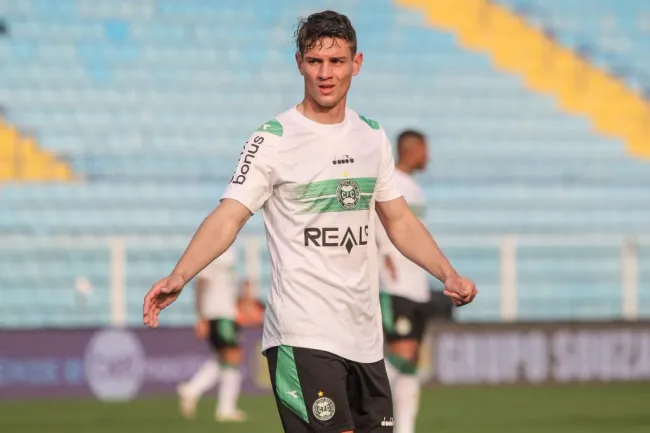 Natanael, jogador do Coritiba, durante partida contra o Brusque (Foto: Lucas Gabriel Cardoso/AGIF)