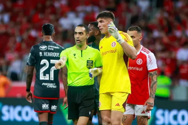 O arbitro David de Oliveira Lacerda durante partida entre Internacional e Flamengo (Foto: Luiz Erbes/AGIF)