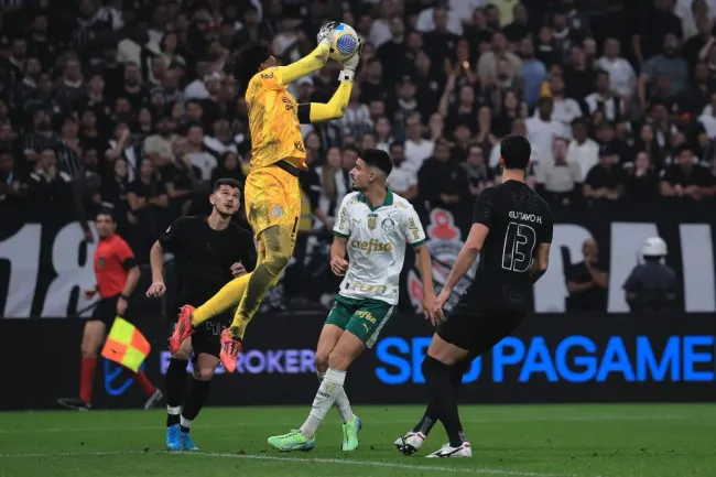 Hugo Souza, goleiro do Corinthians, durante partida contra o Palmeiras (Foto: Ettore Chiereguini/AGIF)