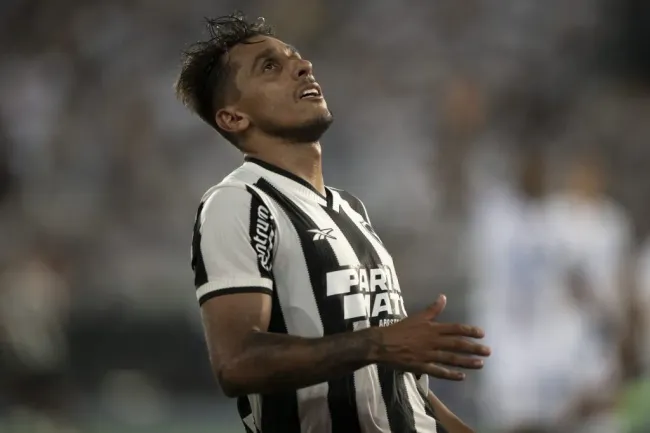 Damian Suarez jogador do Botafogo durante partida contra o Bahia no estadio Engenhao pelo campeonato Brasileiro A 2024. Foto: Jorge Rodrigues/AGIF