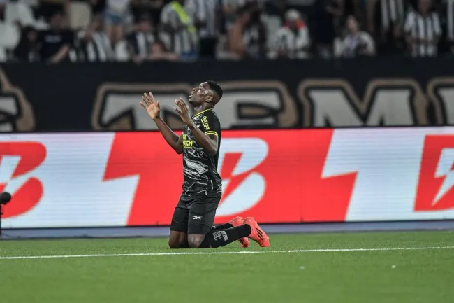 Luiz Henrique jogador do Botafogo comemora seu gol durante partida contra o Vasco no Engenhão pelo campeonato Brasileiro A 2024. Foto: Thiago Ribeiro/AGIF