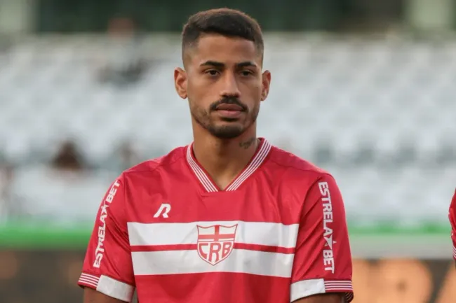 Hereda, jogador do CRB, antes da partida contra o Coritiba (Foto: Robson Mafra/AGIF)