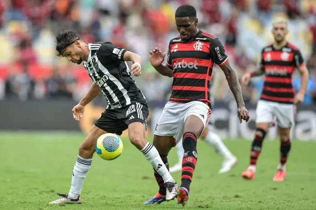 Evertton Araújo, jogador do Flamengo, disputa lance com Gustavo Scarpa (Foto: Thiago Ribeiro/AGIF)