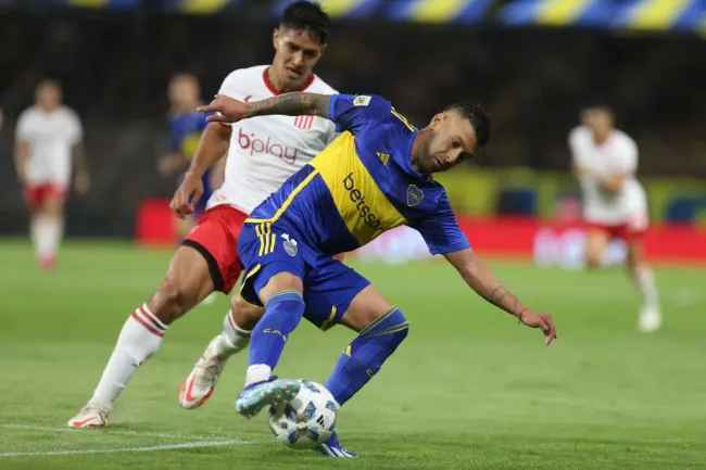 Lucas Janson pelea la pelota con Santiago Núñez en el empate contra Estudiantes.