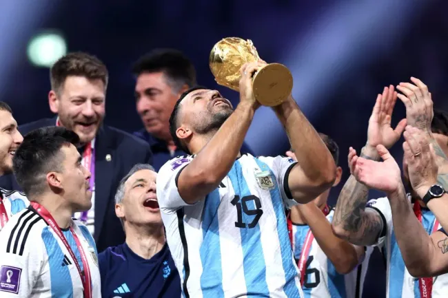 El Kun levantó la Copa del Mundo en Qatar tras su retiro por un problema cardíaco (Getty)
