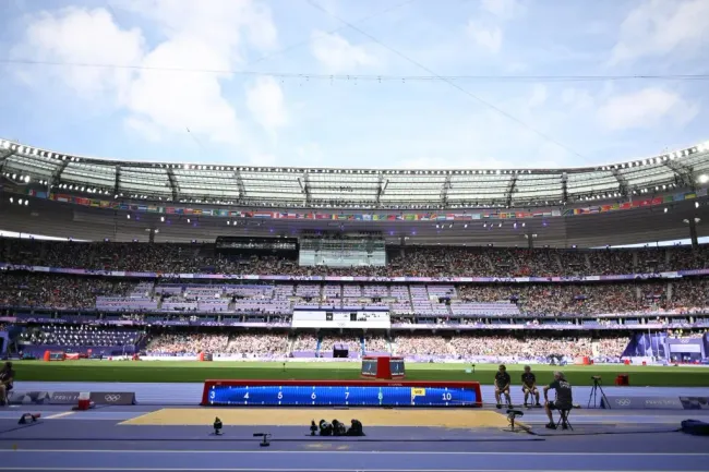 Tom Cruise bajará desde el techo del Stade de France en rapel para la ceremonia de cierre de París 2024. IMAGO