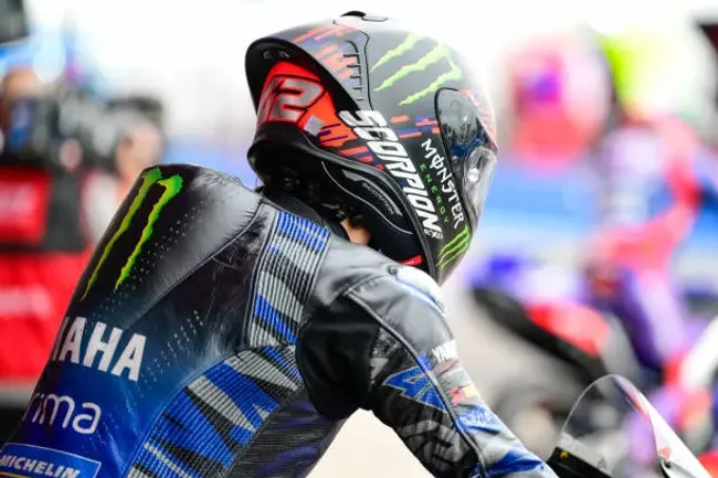 Álex Rins decidió homenajear a Maradona en Termas.